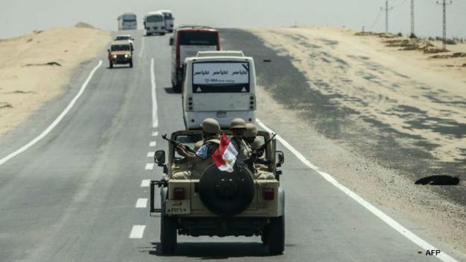 Militares de Egipto vigilan la zona del Canal de Suez.