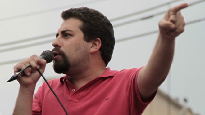 Guilherme Boulos discursa em protesto (Foto: Oswaldo Corneti/Fotos Públicas)