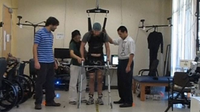 Hombre parapléjico logró caminar unos cuatro metros utilizando un aparato que lee su cerebro y se comunica con los músculos de sus piernas,
