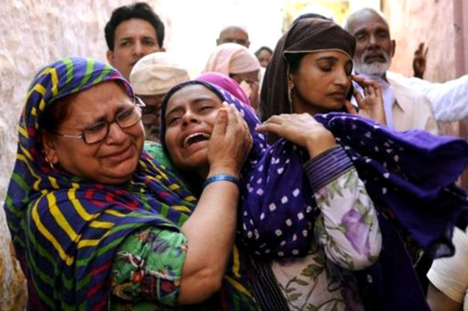 LAPIDARON Y LINCHARON A UN GRANJERO POR COMER CARNE DE VACA..." EN LA INDIA" 150930104608_india_comer_carne_amv_624x415_afp_nocredit