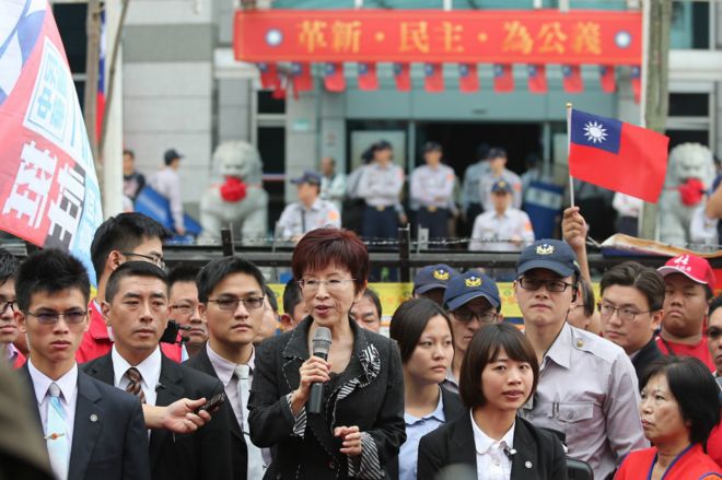 洪秀柱在台北國民黨中央黨部前向群眾講話（台灣中央社圖片10/10/2015）