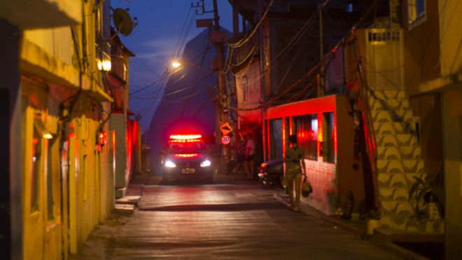 Carro de polícia patrulha Vidigal, no Rio (Foto: Felipe Dana/AP)