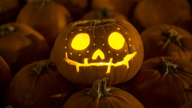 英国万圣节：扮鬼怪吃糖果放烟花