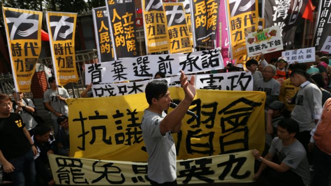 台灣立法院外聚集的示威抗議者