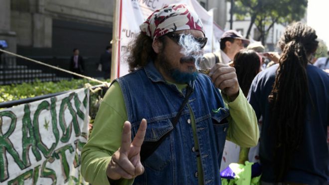 Un manifestante fuma marihuana frente a la Corte Suprema