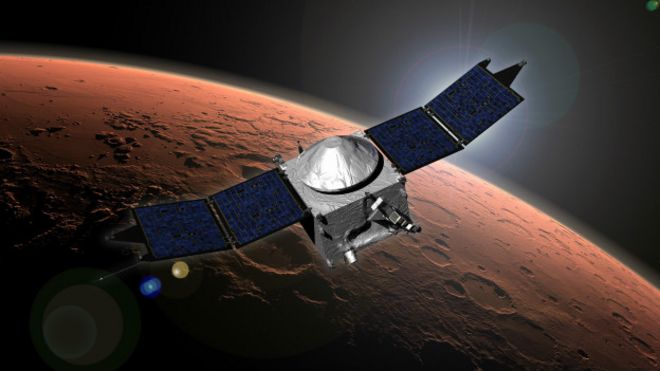 Ilustración de la sonda de la misión Maven acercándose a Marte 