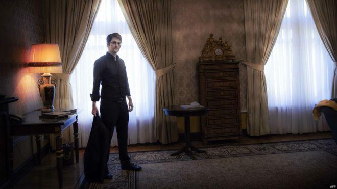 151111055610_edward_snowden_976x549_afp.