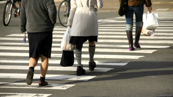 151111140159_pedestrians_crossing_624x351_thinkstock.jpg