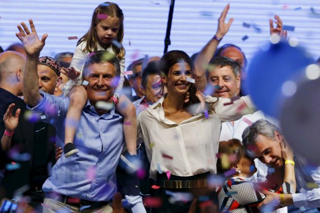 马克里和家人一起庆祝大选获胜。