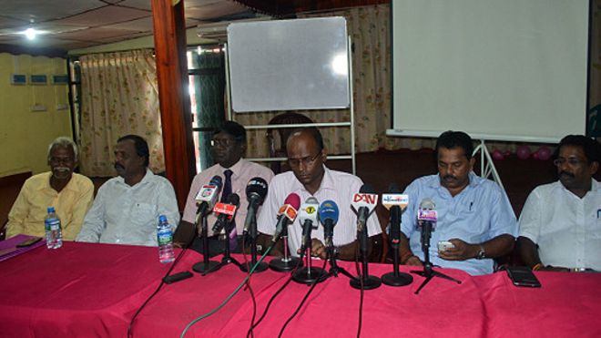 சிவசக்தி ஆனந்தன், டாக்டர் சிவமோகன், வடமாகாண சபை உறுப்பினர்களான ம.தியாகராசா, ஆர்.இந்திரரசா, எம்.பி.நடராசா ஆகியோரும் தமிழரசுக் கட்சியின் சார்பில் வடமாகண சுகாதாரத்துறை அமைச்சர் டாக்டர் சத்தியலிங்கம், தமிழீழ மக்கள் விடுதலை முன்னணியின் சார்பில் வடமாகாண சபை உறுப்பினர் ஜி.ரி.லிங்கநாதன் ஆகியோர் இந்த செய்தியாளர்கள் சந்திப்பில் கலந்து கொண்டிருந்தனர்.