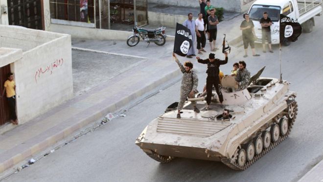 رژه مردان مسلح داعش در خیابان‌های شمال استان رقه، ۳۰ ژوئن ۲۰۱۴