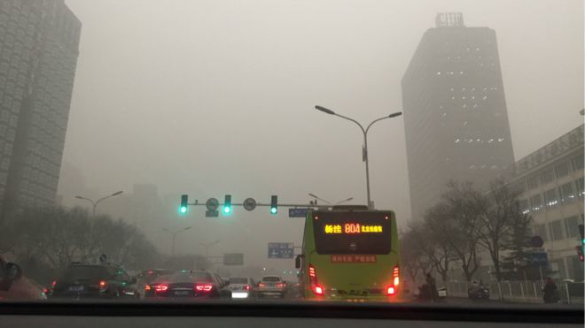 周二上午北京笼罩在一片灰蒙的雾霾当中，能见度仅数百米。