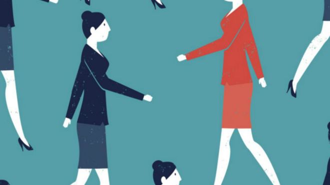 Mujeres profesionales caminando en distintas direcciones