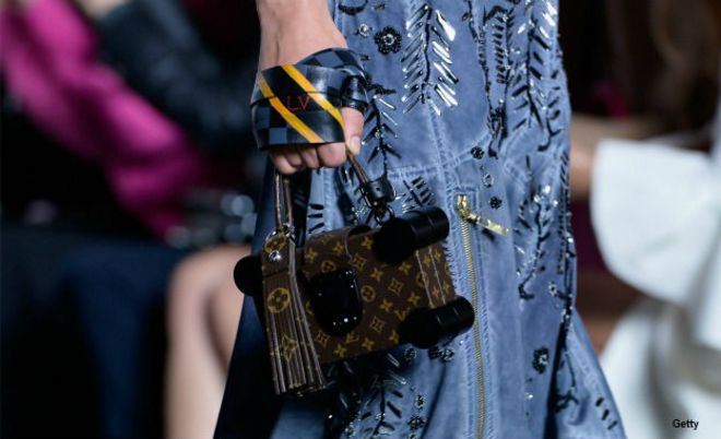 Modelo luce una bolsa Louis Vuitton en la semana de la moda de la mujer en Paris, Francia. Foto: Getty