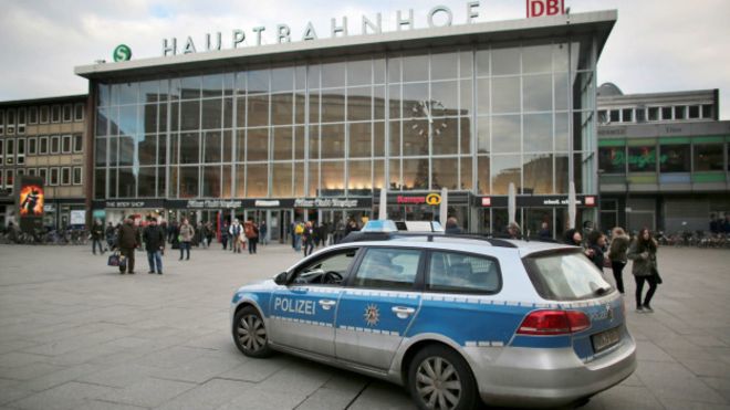 Auto de policía frente a la estación central de tren de Colonia