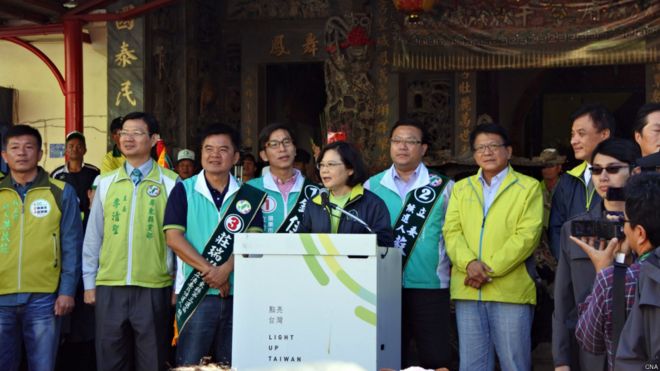 民进党总统候选人蔡英文（中）1月9日从屏东家乡枋山乡 枫港出发，进行全台扫街造势，她对乡亲喊话，“今年 一定要拼过去，让屏东女儿做总统”。