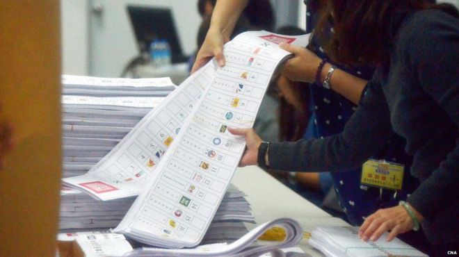 台东某投票站选举工作人员点算选票（台湾中央社图片13/1/2016）