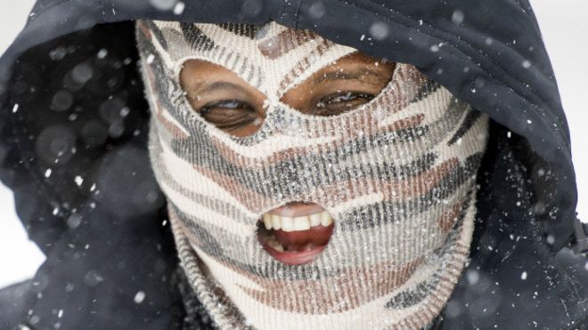 Un hombre con una máscara para protegerse de la nieve