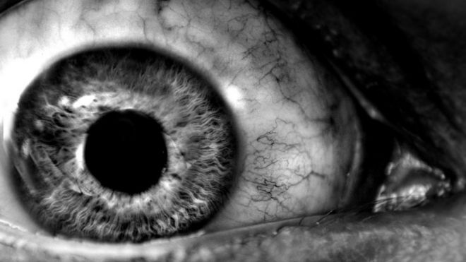 El ojo de una persona privada del sueño