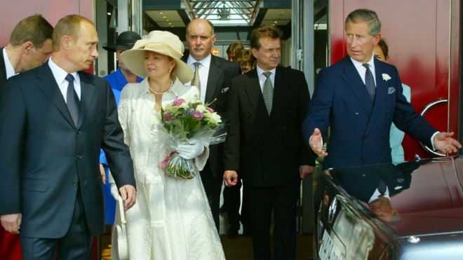 Людмила Путина (в центре) с мужем и принцем Чарльзом