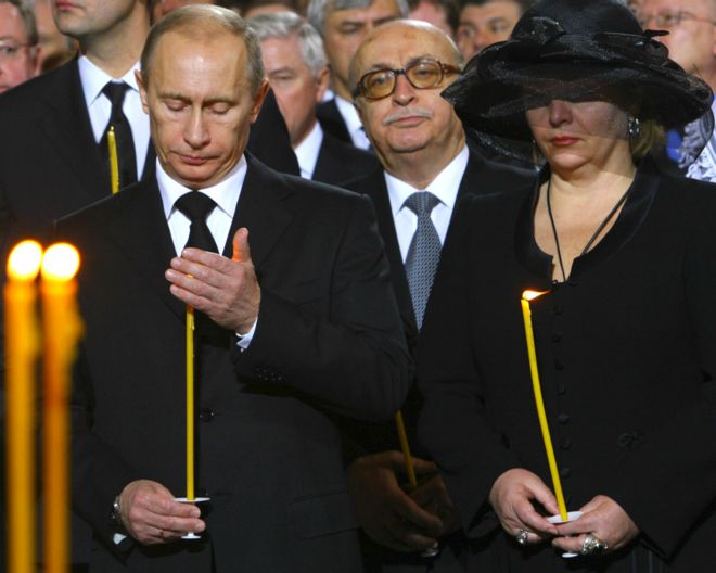 Людмила Путина (справа) на похоронах патриарха Алексия II
