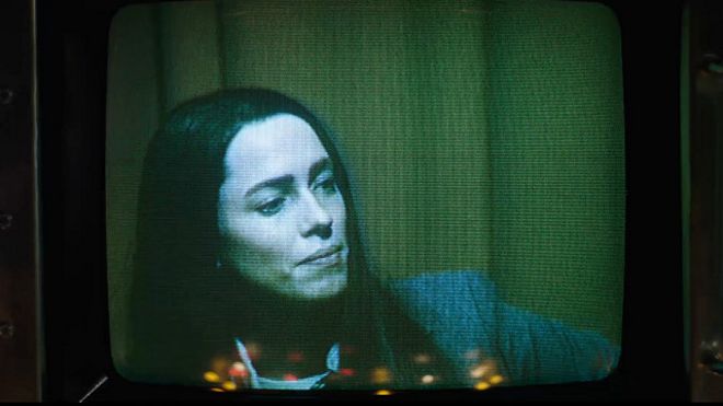 La actriz Rebecca Hall (arriba) interpreta a Christine Chubbuck