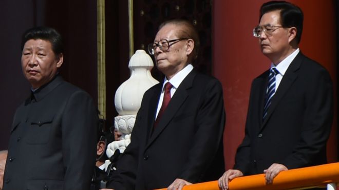 习近平（左）、江泽民（中）、胡锦涛（右）出席抗日战争胜利70周年阅兵式（3/9/2015）