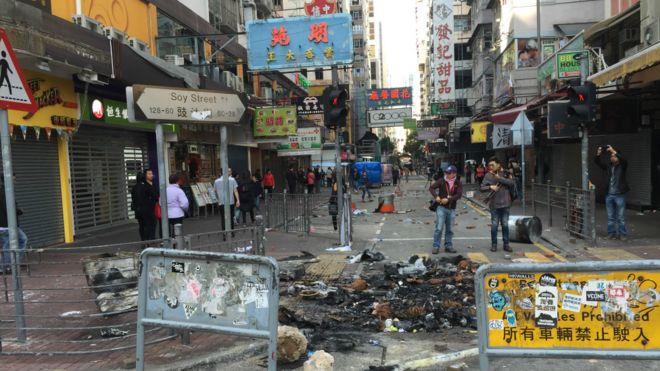 香港旺角騷亂現場一片狼藉。