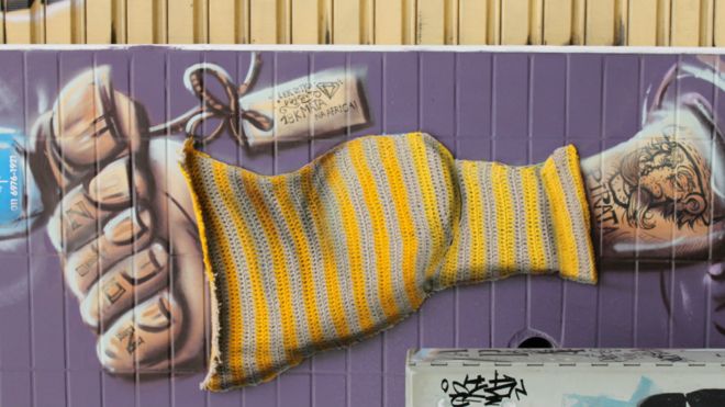 Paulista Karen Bazzeo participa de instalações artísticas em muros urbanos, como forma de ocupação do espaço público.