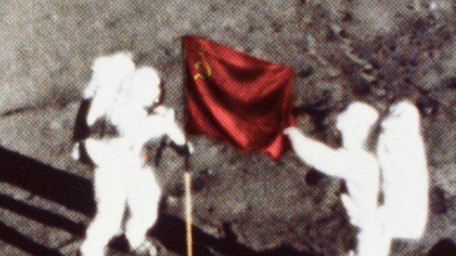 Una imagen de unos cosmonautas poniendo una bandera de la URSS en la Luna