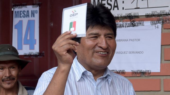 Evo Morales con una papelete
