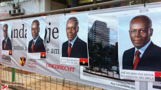 Propaganda eleitoral do presidente angolano sobre tapume da Odebrecht Foto: BBC