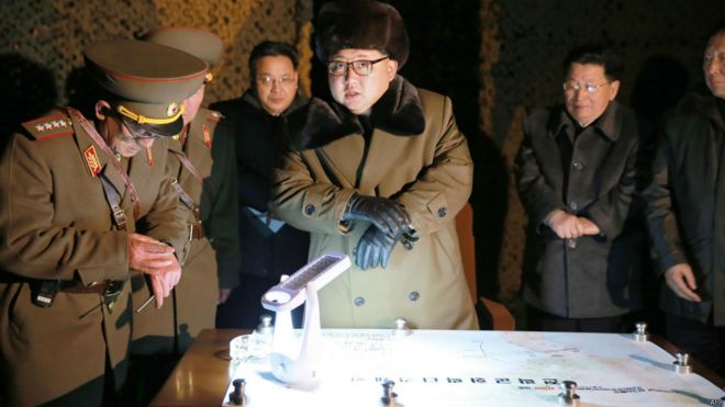 金正恩观摩弹道导弹火箭发射训练(11/03/2016)。