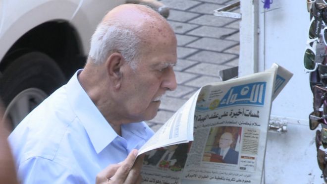 يقرأ صحيفة "اللواء"