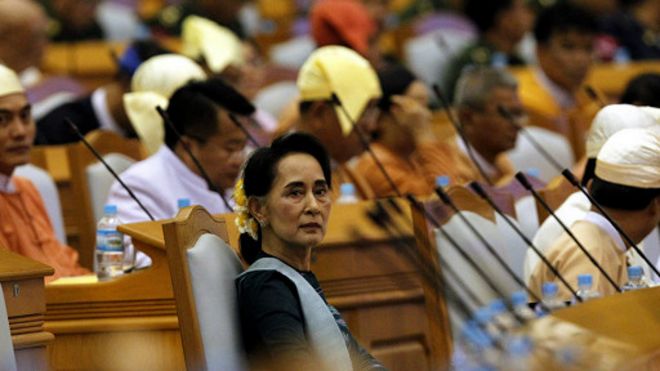 அதிபராவதிலிருந்து தடை செய்யப்பட்டுள்ள ஆங் சான் சூச்சி, மறைமுகமாக ஆட்சி செய்வார் என்று சிலர் கருதியிருந்தனர்.