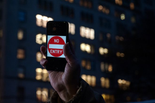 ஐபோனை அன்லாக் செய்யக்கோரும் அமெரிக்க அரசின் கோரிக்கையை எதிர்க்கும் ஆர்ப்பாட்ட பதாகை (ஆவணப்படம்)