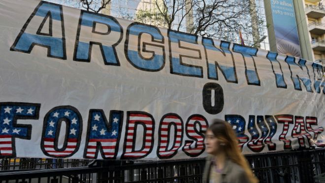 Una pancarta sobre la disputa entre Argentina y los "fondos buitre"