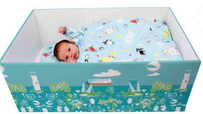 Un bebés en una caja