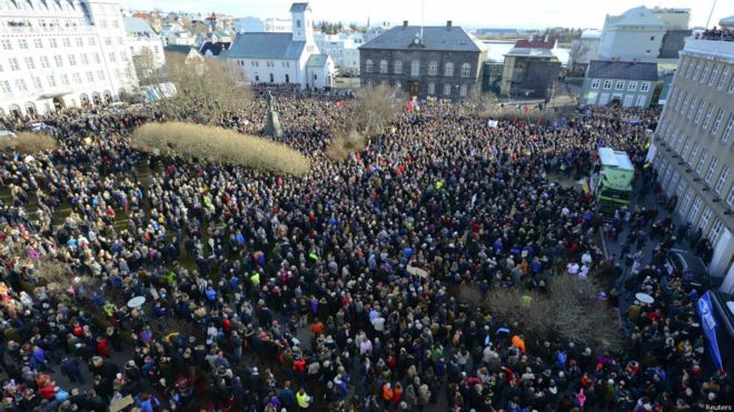 示威民众聚集在冰岛首都雷克雅未克的国会大楼前，要求被指在一家离岸公司隐藏投资财富的冰岛总理下台。