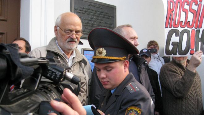 Милиционер и участник акции