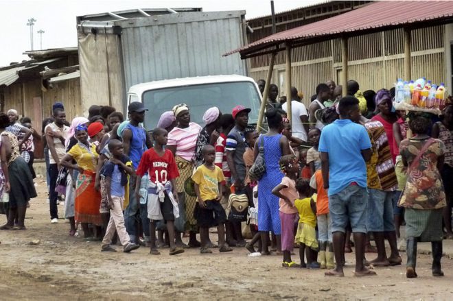 Raia wanapokea chanjo