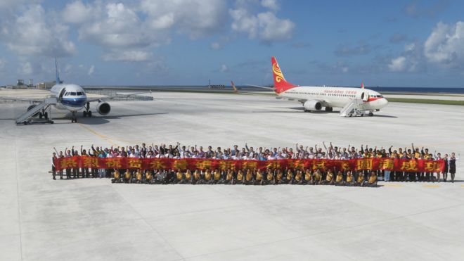 参与南沙永暑礁机场试飞人员在停机坪上合影（新华社图片6/1/2016）