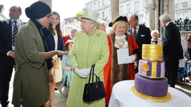 queen birthday cake