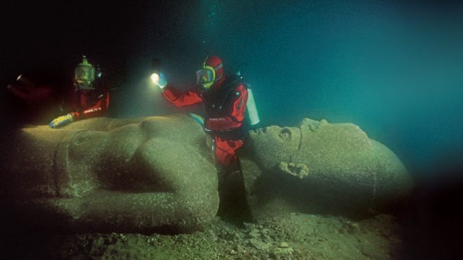 Estatua de un faraón egipcio bajo el mar