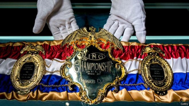 Đai vô địch quyền Anh có khắc tên Cassius Clay