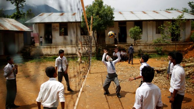 كامي يلعب الكرة الطائرة