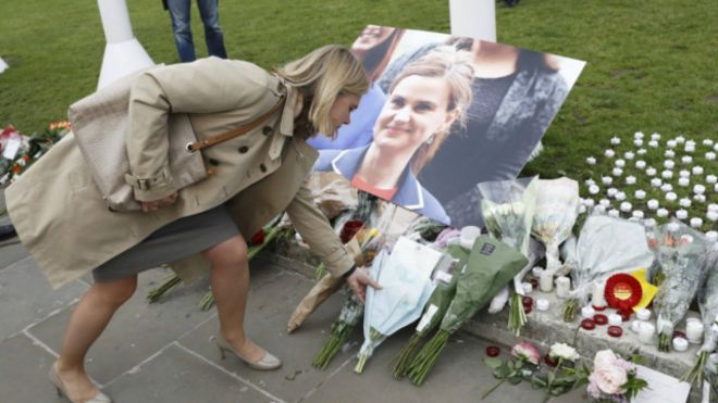 Đặt hoa tưởng niệm bà Jo Cox tại Quảng trường Quốc hội ở London