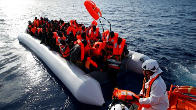 ايطاليا تنقذ 4500 مهاجرا من مياه المتوسط في يوم واحد