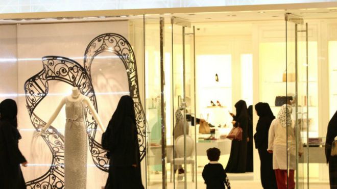 ملابس راقية تخفيها العباءة النسائية