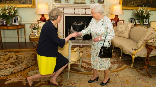 160713170217_queen_elizabeth_ii_theresa_